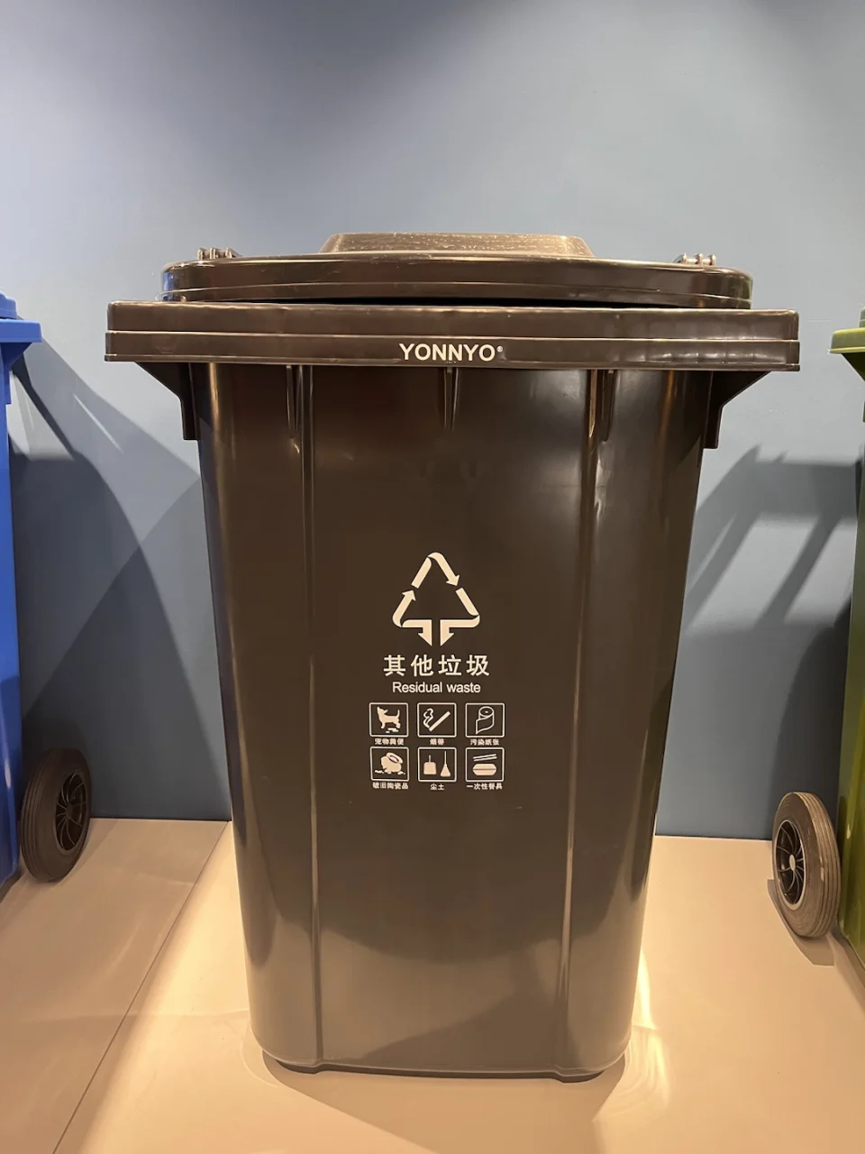 户外大垃圾桶