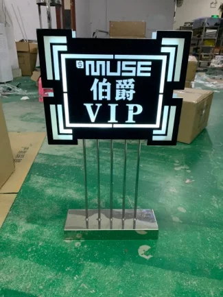 落地发光牌