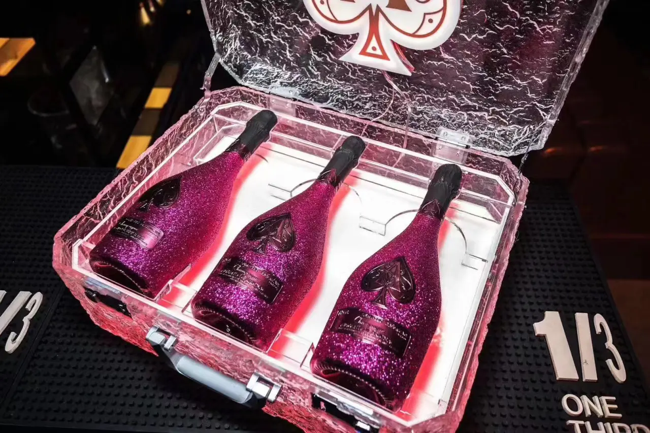 发光出酒箱