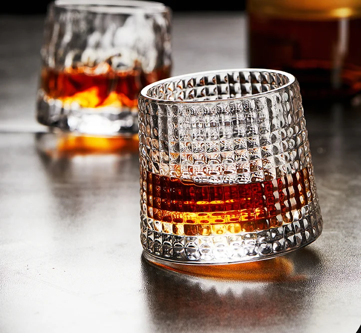 旋转威士忌杯