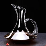 透明圆把醒酒器