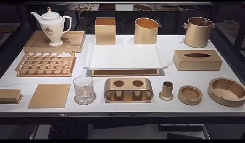 金钛铝银边摆台