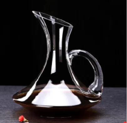 透明圆把醒酒器