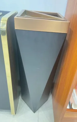 金顶锥形垃圾桶